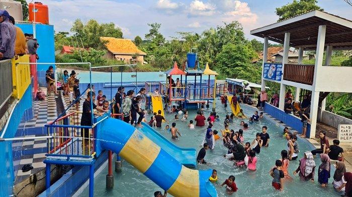 Wisata kolam renang Lestari Swimming Pool bisa menjadi alternatif pilihan bagi masyarakat Martapura, Kabupaten OKU Timur, Sabtu (30/12/2023).