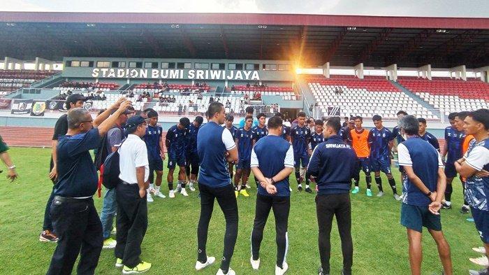 Head coach Muhammad Yusup Prasetyo alias coach Yoyo didampingi staf pelatih memberikan arahan kepada para pemain pada latihan di Stadion Bumi Sriwijaya Palembang.