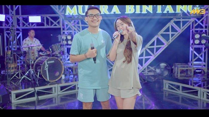 Berikut ini lirik dan terjemahan lagu Manot versi Happy Asmara feat Gilga Sahid makna patah hati.