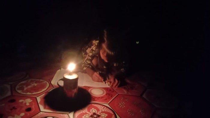 Listrik kerap padam dalam waktu lama mulai meresahkan warga Kabupaten OKU Selatan, terutama pada malam hari. Tampak warga terpaksa menggunakan lampu teplok ubtuk belajar saat listrik padam.