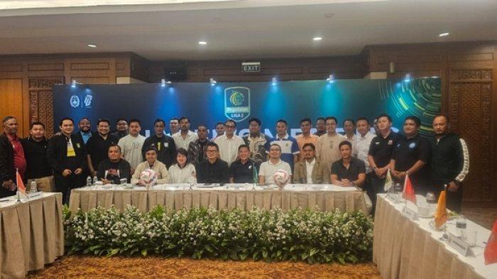 Manajer Sriwijaya FC Ajie Syahrial Bastari berfoto bareng usai Manager's Meeting Liga 2 - 2024/25 di Semeru Room, Lagoon Tower The Sultan Hotel & Residences Jakarta, Jumat (30/8/2024).