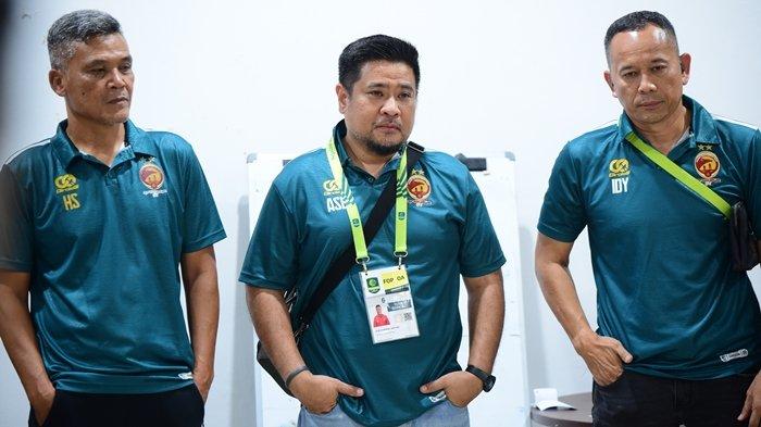Manajer Sriwijaya FC Ajie Syahrial Bastari bersama Coach Hendri Susilo, dan Dirtek PT SOM Indrayadi.