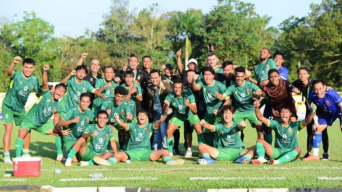 Manajer Tim Sriwijaya FC H Hendriansyah bersama skuad tim merayakan lolos degradasi usai mengalahkan PSKC Cimahi dengan skor 0-1 di Stadion GBLA Bandung, Jumat (26/1/2024).