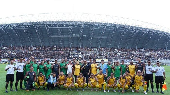 Big Match Reuni Legend Sriwijaya FC sukses digelar pasangan calon gubernur Sumsel MataHati (Ir H Mawardi Yahya dan Dr Hj RA Anita Noeringhati SH MH) di Stadion Gelora Sriwijaya Jakabaring Palembang, Minggu (30/6/2024).