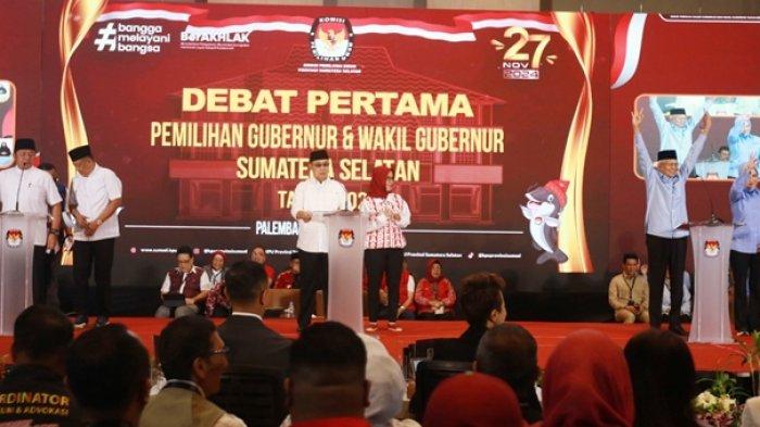 Calon gubernur nomor urut 3 Ir H Mawardi Yahya didampingi cawagubnya Dr Hj RA Anita Noeringhati SH MH (MataHati) menyapa audiens pada Debat Perdana Pilgub Sumsel 2024 di Hotel Novotel Palembang, Sumatera Selatan, Senin (28/10/2024) malam.