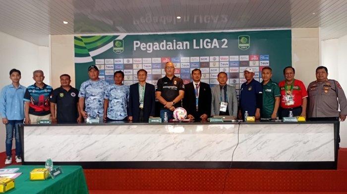 RAPAT PERSIAPAN - Ketua Panitia Pelaksana (Local Organizing Committee/LOC) Pertandingan Sriwijaya FC Liga 2 2024/2025 Dwi Asa Verano, S.T., M.Kom (tengah) pada Match Coordination Meeting persiapan laga Sriwijaya FC vs Persikota Tangerang di ruang MCM Stadion Gelora Sriwijaya Jakabaring Palembang, Senin (3/2/2025).