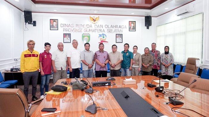 MINTA ARAHAN - Manajemen Sriwijaya FC mengakui sempat mengutarakan meminta arahan Kadispora Sumsel H Rudi Irawan untuk memasukkan figur tokoh punya kredibilitas untuk bisa mengangkat SFC terutama dari kalangan dari generasi muda pembinaan di Sumsel pada audiensi di kantor Dispora Sumsel, Jalan Aerobik III, Palembang, pada Kamis (6/3/2025).