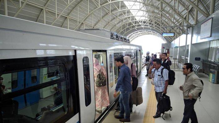 Puluhan masyarakat tampak tengah menaiki LRT Sumsel dari Stasiun Polresta Palembang.