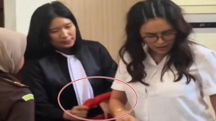 MENGAMUK - Momen Nikita Mirzani mengamuk dan tidak mau dipakaikan borgol serta baju tahanan oleh jaksa usai persidangan di Pengadilan Negeri Jakarta Selasan, Kamis (31/7/2025).