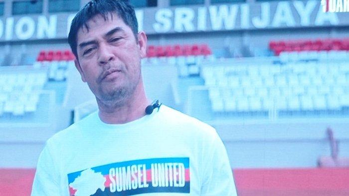 NIL MAIZAR SUFC - Pelatih kepala Sumsel United FC meninjau Stadion Bumi Sriwijaya Palembang yang bakal menjadi homebase klub yang berjuluk The Fire Ball.