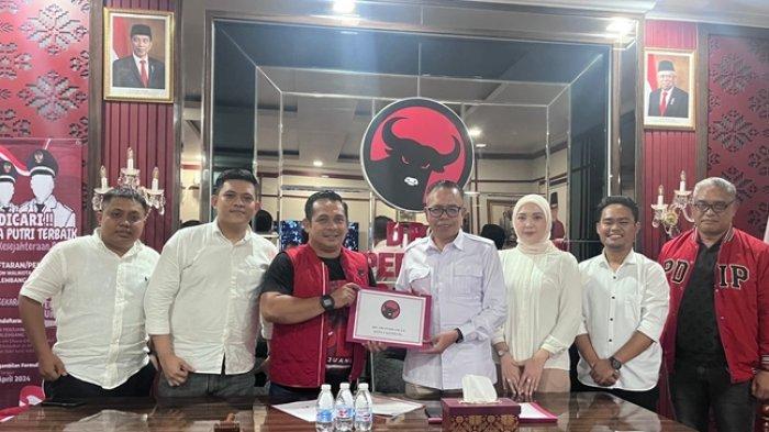 Tim Pemenangan Bacawawako Palembang Nandriani Octarina S.Psi CHA, Kemas Khoirul Mukhlis mengambil formulir pendaftaran di DPC PDIP Palembang Jl Dani Effendi Radial Palembang, Kamis (2/5/2024).
