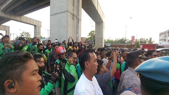 Ratusan driver ojek online menggeruduk Polrestabes Palembang, Jumat (27/10/2023). Kini Heboh Driver Ojol Dilarang Gunakan Pertalite, Menteri ESDM Bahlil Buka Suara, Subsidi Tepat Sasaran