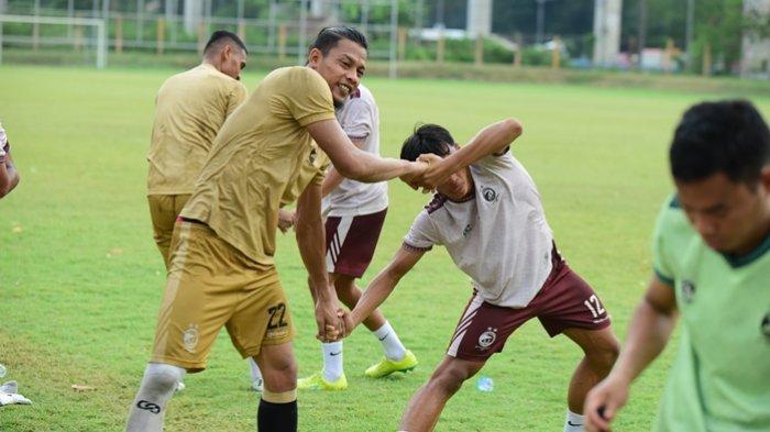 Jelang menghadapi laga menghadapi Persikabo 1973, skuat Sriwijaya FC latihan di Lapangan Baseball JSC Palembang.