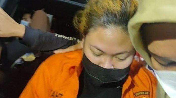 Olivia Nathania anak Nia Daniaty resmi ditahan polisi setelah diperiksa sebagai tersangka selama 11 jam di Polda Metro Jaya, Kamis (11/11/2021) malam