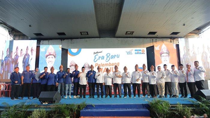Pasangan bakal calon Walikota dan wakil walikota Palembang pertama Yudha - Bahar bersama timnya mendeklarasikan sebagai peserta Pilkada 2024 di bawah 'Proyek' Jembatan Ampera Palembang, Sabtu (27/7/2024) sore.