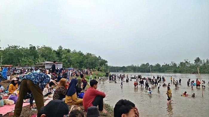 Pantai Dermaga Rasuan yang letaknya di Desa Rasuan, Kecamatan Madang Suku I yang ramai pengunjung setiap harinya. Hamparan pasir di pinggiran Sungai Komering menjadi daya tariknya meski air sungai Komering naik, Minggu (05/11/2023).