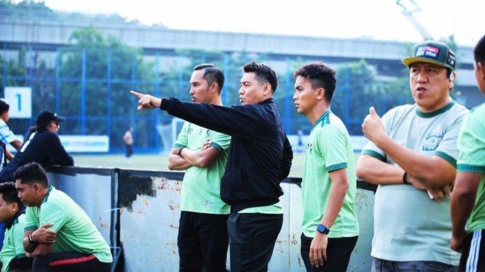 PANTAU TC SFC - Head coach Achmad Zulkfili bersama Asdir Kompetisi III PT SOM Mohammad David, Asisten Pelatih M Ali Ramadon, pelatih fisik & analis Sunandar Boro, pelatih kiper Trisno Hindarto, Asisten Pelatih Kiper Ichsan, dan Analis EPA SFC U20 A Rachim Gema memantai tim Sriwijaya FC pada TC (pemusatan latihan) di PSFC Jakarta.
