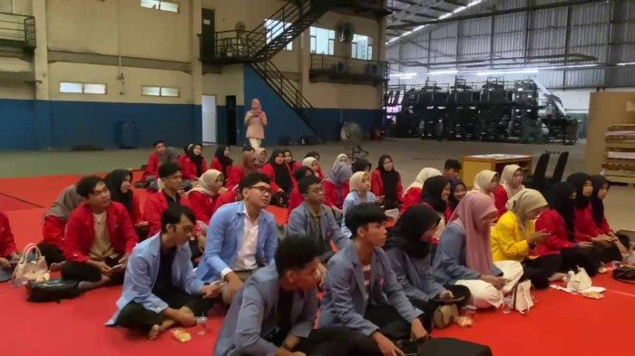 JADI NEWS ANCHOR - Anggi (Presenter Tribun Sumsel) dan Sadam (Editor Sriwijaya Post) berbagi pengalaman seputar dunia jurnalistik dan tips tampil percaya diri di depan kamera kepada para peserta pelatihan, Senin, 30 Juni 2025.