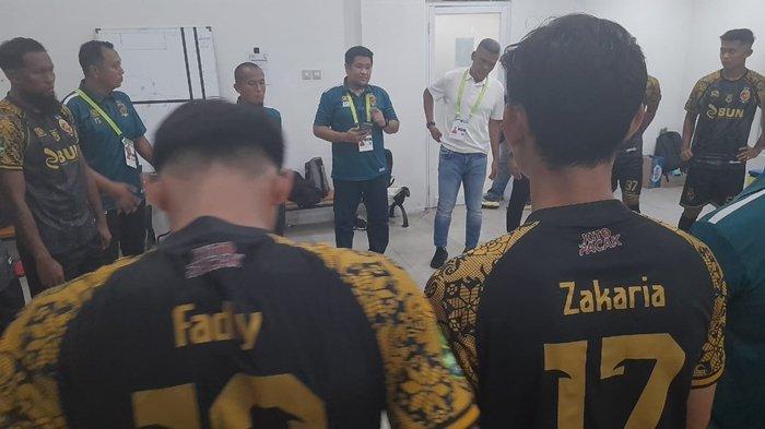 Manajer Sriwijaya FC Ajie Syahrial Bastari memberikan pengarahan usai pertandingan Persikota Tangerang vs Sriwiajaya FC dengan skor 2-0 dalam laga ke-11 atau pekan 12 Pegadaian Liga 2 2024/25, Rabu (20/11/2024) pukul 15.00 di Stadion Benteng Reborn, Tangerang.