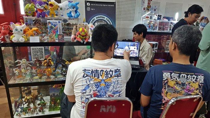 Beberapa pengunjung memainkan game Digimon Rumble Arena Remaster di booth Komunitas Digi-In di event Battle of The Toys 2024, yang digelar pada 7-8 September 2024 di Balai Prajurit Expo (ex Balai Kartini), Jakarta Selatan.