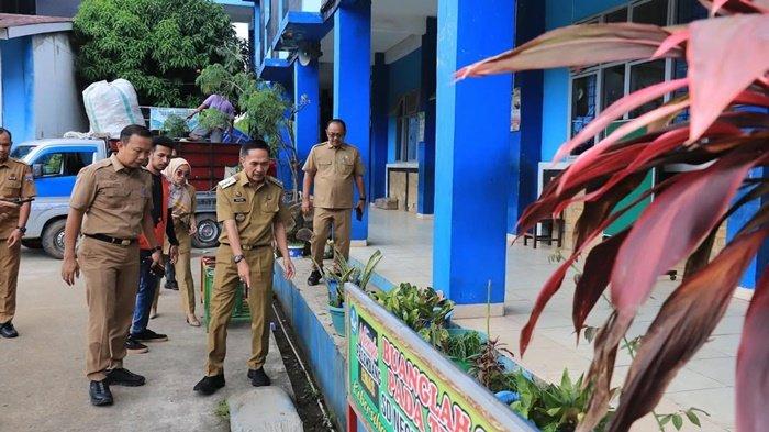 SAMBUT PRABOWO : Walikota Palembang Ratu Dewa didampingi Kadisdik Adrianus Amri meninjau kesiapan kunker Presiden Prabowo meninjau program MBG di SD 129, Rabu (23/4/2025).