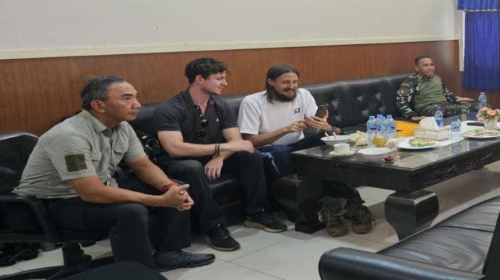 Kepala Satuan Tugas Elang IV Badan Intelijen Negara Brigadir Jenderal Murbianto Adhi Wibowo (kiri) dan Philip Merthens (tiga dari kiri), Sabtu (21/9/2024). Setelah disandera sejak 7 Februari 2024 oleh Organisasi Papua Merdeka dari kelompok Egianus Kogoya, Merthens dibebaskan tim gabungan TNI, Polri, BIN, Pemda.