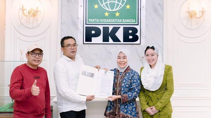 Bakal calon walikota Palembang Hj Fitrianti Agustinda SH MH dan bacawawako Palembang Nandriani Octarina S.Psi CHA didampingi Ketua DPC PKB (Partai Kebangkitan Bangsa) Kota Palembang H Sutami Ismail SAg menerima B1KWK yang diserahkan Ketua DPP PKB Ahmad Iman Syukri.