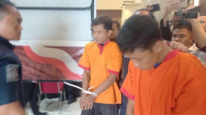 Antoni dan Pongky dua pelaku pembunuhan pegawai koperasi saat dirilis di Mapolrestabes Palembang, Senin (1/7/2024)