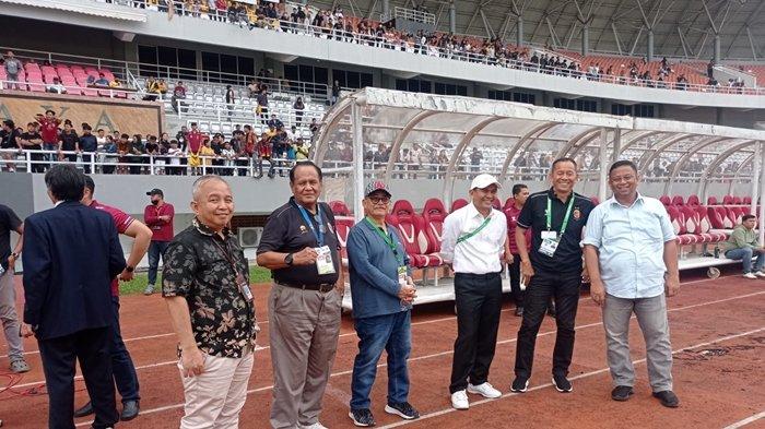 Presiden SFC H Bakti Setiawan SSos MM (ketiga dari kiri) bersama Direktur Kompetisi Sholahuddin, Manajer Tim H Hendriansyah ST MSi, Dirtek Indrayadi SE, Kadispora Sumsel H Rudi Irawan SSos MSi, Panpel Mathys R Kewoy.