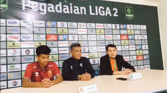 Winger Fransiskus Alesandro Nimo Olepue mendampingi pelatih kepala Sriwijaya FC Hendri Susilo pada pre match conference, Sabtu (20/1/2024).