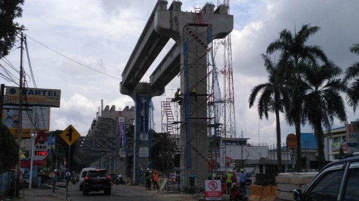 Progres terbaru pembangunan LRT di kawasan Jalan Kapten A Rivai Palembang, Kamis (26/1/2017).