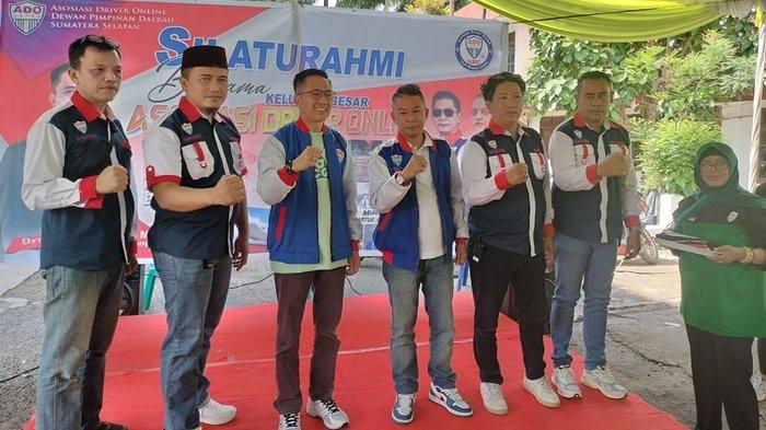 Sekda Palembang Drs H Ratu Dewa MSi yang juga Bakal Calon Walikota Palembang 2024 didamping Ketua DPD ADO (Unit Reaksi Cepat Asosiasi Drivel Online) Sumsel Muhammad Asrul Indrawan pada kegiatan silatuhrami dengan keluarga ADO dan penyematan rompi URC ADO di Sekretariat DPD ADO Sumsel, Sabtu (29/6/2024).