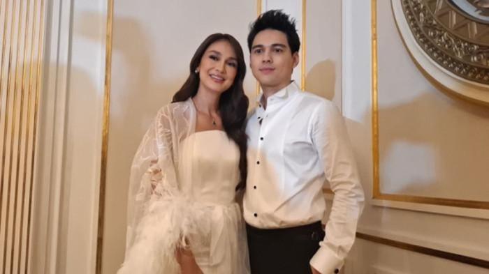 RESEPSI LUMA MAXIME - Luna Maya hadirkan Sheila on 7 dalam acara resepsi pernikahan mereka sebagai kejutan untuk Maxime Bouttier. Resepsi mereka digelar di sebuah hotel Jakarta, Rabu (30/7/2025).