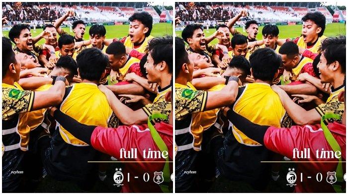REYHAN DISERBU - Winger reyhan Firdaus sang pencetak gol Sriwijaya FC semata wayang diserbu pemain dan ofisial usai gawang PSMS Medan di menit ke-61 di Stadion Gelora Sriwijaya Jakabaring Palembang, Sumatera Selatan, Senin (10/2/2025). Hasil skor 1-0 ini membawa Sriwijaya FC lolos playoff degradasi dan bertahan di Liga 2 2025/26 mendatang.