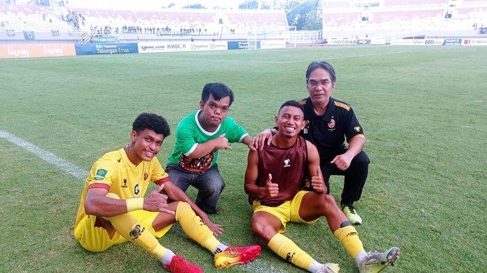 Striker Sriwijaya FC Rifaldi Bawuo (kedua dari kanan) bersama dokter tim SFC dr Ibadurrahman MARS, winger Fransiskus Alesandro, dan ikon suporter Singa Mania Rio.
