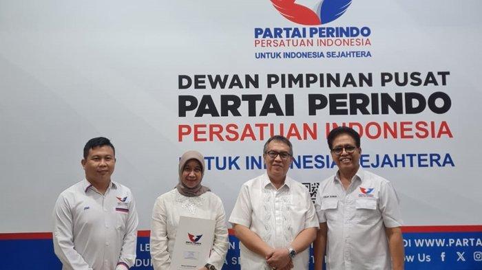 Bakal calon bupati Dr H Ahmad Rizali MA, bakal calon wakil bupati Dr Hj Shinta Paramithasari SH MHum bersama Ketua DPW Perindo Sumsel Febuar Rahman SH dan Sekretaris DPC Perindo Muaraenim Jimy usai menerima SK DPP Perindo dukungan maju Pilkada Muaraenim 2024 di kantor DPP Perindo Jl Diponegoro No 29 Jakarta, Rabu (17/7/2024).