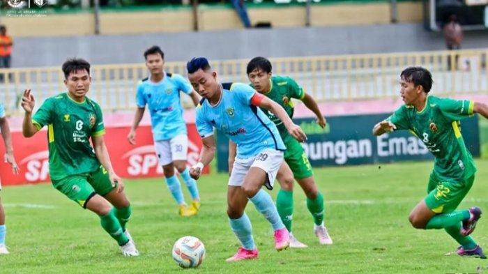 Kapten Tim Perserang Rudiyana yang juga eks striker Sriwijaya FC (tengah) berjibaku dihalau tiga pemain Sriwijaya FC Herwin TS, Tomi Darmawan dan Fajar ZM dan berakhir dengan skor 0-3 saat menjamu Sriwijaya FC di Stadion Maulana Yusuf, Serang laga kedua babak play-off degradasi Liga 2 2023/24, Jumat (12/1/2023/24).