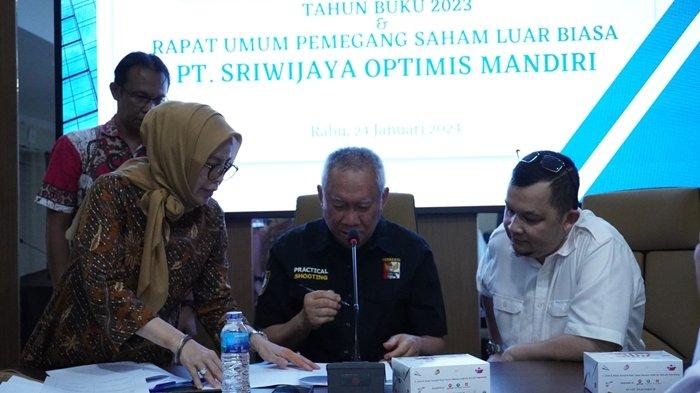 Pemegang saham PT Sriwijaya Optimis Mandiri H Hendri Zainuddin (kanan) menyerahkan saham secara sukarela Rp 0 kepada Komisaris PT SOM H Asfan Fikri Sanap yang difaslitasi Pj Gubernur Sumsel melalui Kadispora di ruang rapat Dispora Sumsel, Rabu (24/1/2024). Selanjutnya menunjuk Ir Bakti Setiawan sebagai Dirut PT SOM/Presiden SFC dan H Abraham Busro sebagai Direktur Marketing pada RUPSLB (Rapat Pemegang Saham Umum Luar Biasa).