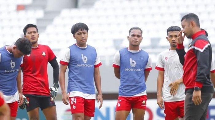 Coach Yoyo (kanan) memberikan pengarahan kepada Skuad Tim Sada Sumut FC menjalani oficial training jelang laga menghadapi Sriwijaya FC pada laga ketiga play-off degradasi Liga 2 2023/24 di Stadion Gelora Sriwijaya Jakabaring Palembang, Senin (15/1/2024) lalu.