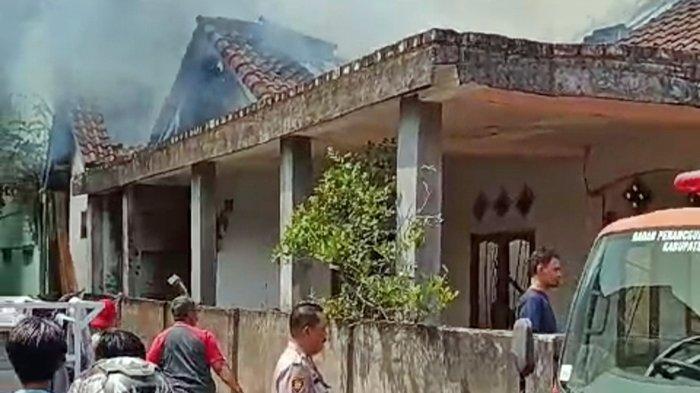 Diduga korsleting listrik, satu unit rumah permanen milik pedagang pakaian bernama Nofrizal Chan di Muara Enim habis terbakar, Kamis (12/10/2023).