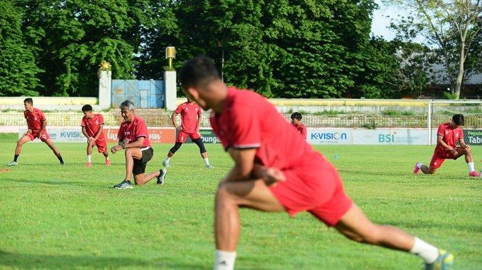 Skuad Sriwijaya FC melakukan pemanasan pada oficial training jelang menghadapi Perserang di Stadion Maulana Yusuf, Serang, Kamis (11/1/2024) pagi.