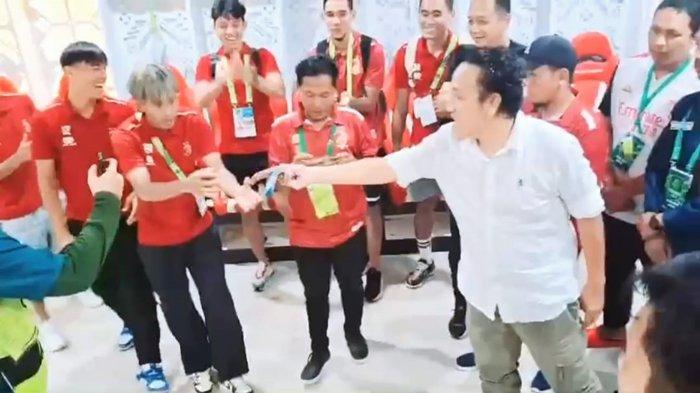 SFC DAPAT SAWERAN - Ketua Umum Askot PSSI Palembang Muhammad David menyerahkan saweran bonus sebasar Rp 15 juta kepada kapten tim Sriwijaya FC Tomi Darmawan. Skuat Sriwijaya FC mendapat saweran bonus total Rp 30 juta di loker room usai menundukkan Persikota Tangerang, Selasa (4/2/2025).