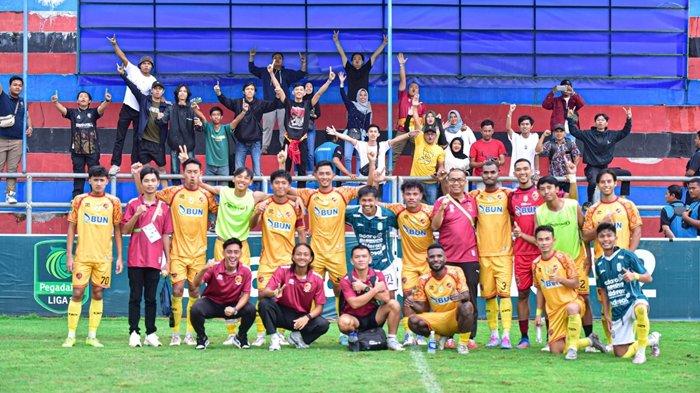 LAGA PAMUNGKAS - Asisten Manajer Sriwijaya FC Randi Aksa berfoto bareng skuat SFC usai menghadapi Nusantara United FC pada laga pamungkas babak playoff degradasi Pegadaian Liga 2 2024/25 di Stadion Kebo Giro, Boyolali, Jawa Tengah, Sabtu (15/2/2025).