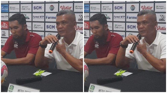 Head coach Sriwijaya FC Hendri Susilo didampingi Beni Oktovianto memberikan keterangan pada post match conference usai laga Pegadaian Liga 2 2024/25 Persikota menekuk Sriwijaya FC 2-1 di Stadion Benteng Reborn, Tangerang pada Rabu (20/11/2024).