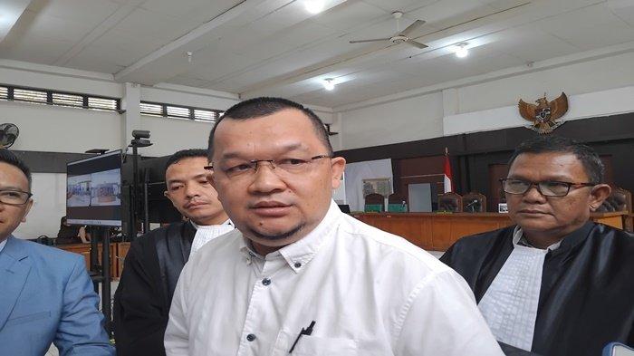 Mantan Ketua KONI Sumsel Hendri Zainuddin didakwa memperkaya diri atau orang lain secara bersama-sama.