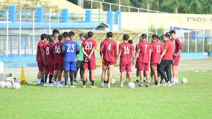 Coach Hendri Susilo membreifing punggawa Sriwijaya FC pada oficial training jelang menghadapi Sada Sumut FC di Stadion Baharoeddin Siregar Lubuk Pakam Deli Serdang, Sabtu (20/1/2024).