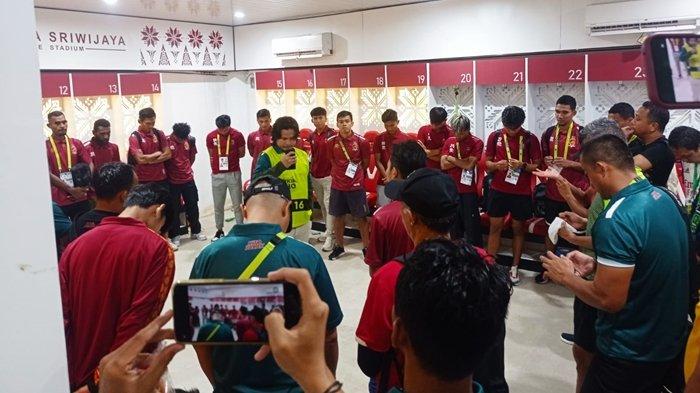 BERDOA BARENG - Skuat Sriwijaya FC berdoa barengan di loker room stadion Gelora Sriwijaya Jakabaring palembang, usai menundukkan Persikota Tangerang dengan skor 1-0, Selasa (4/2/2025).