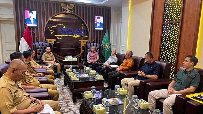 Pj Gubernur Sumsel H Agus Fatoni menerima audiensi para petinggi Sriwijaya FC