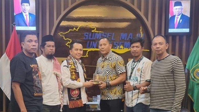 Pj Gubernur Sumsel Agus Fatoni, Dirtek Sriwijaya FC Indrayadi dan pentolan tiga kelompok suporter.