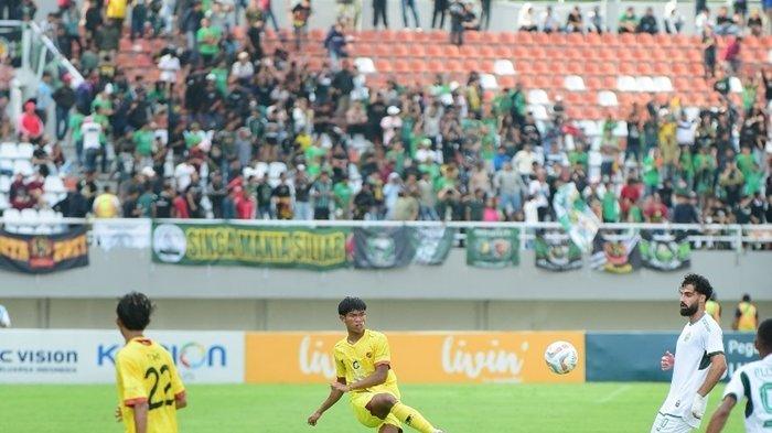 Suporter memberikan dukungan saat Sriwijaya FC ditahan imbang PSKC Cimahi tanpa gol di Stadion Gelora Sriwijaya Jakabaring Palembang, Minggu (7/1/2024) sore.